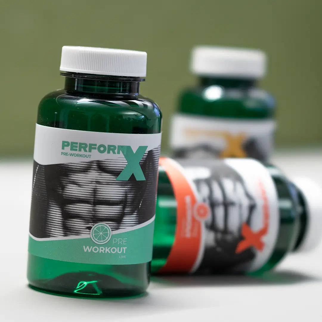 Etiketten auf grünen Pre-Workout-Dosen