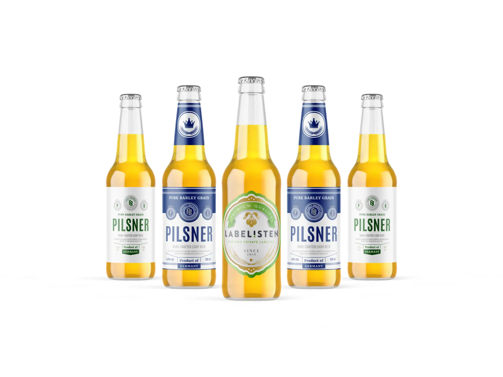 Fünf Bierflaschen mit unterschiedlichen Pilsner-Etiketten