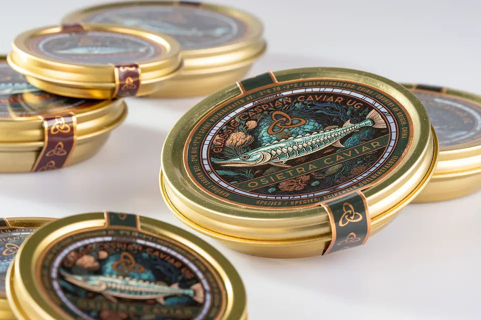 Runde Etiketten auf goldenen Kaviardosen